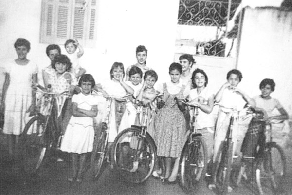 Nosso leitor e amigo Ângelo Paludeto Neto foi quem me trouxe esta foto, do mês de abril do ano de 1956, com uma turma de meninas que moravam na altura do cruzamento das ruas Padre Anchieta e Saldanha Marinho. Confiram, da esquerda para a direita: Vilma P.